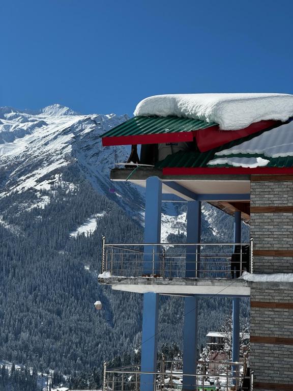 vista su un rifugio con neve sul tetto di Cafekush tosh a Tosh