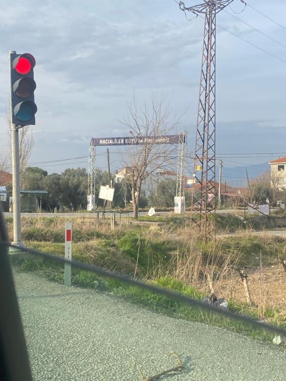 a red traffic light on the side of a road at Kullanımda değil in Burunabat