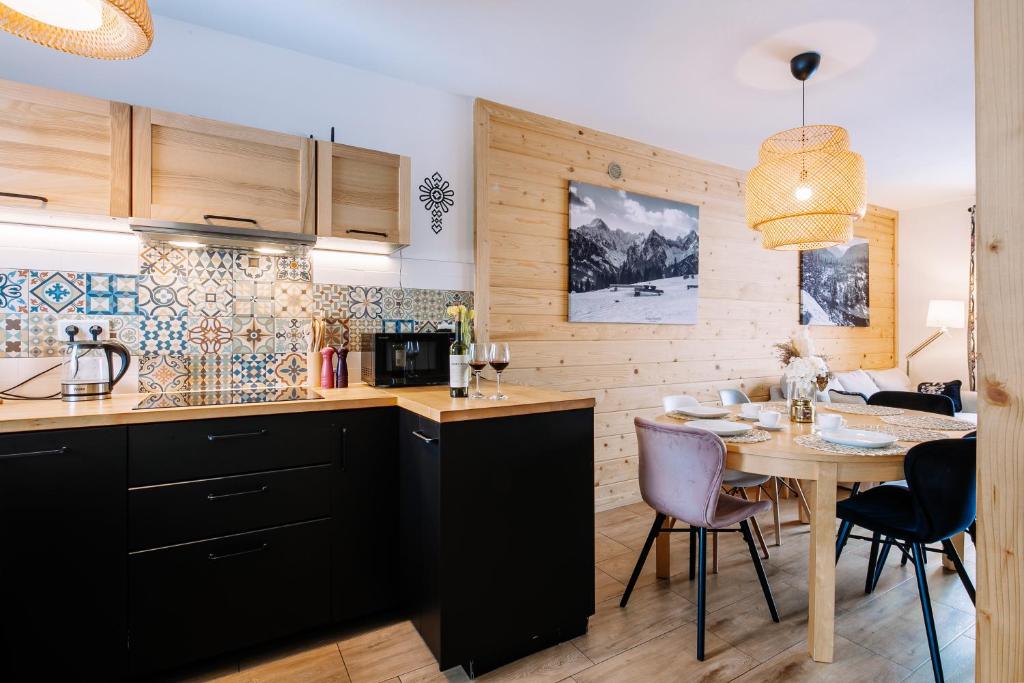 Kuchyňa alebo kuchynka v ubytovaní Apartamenty Biatlonowe