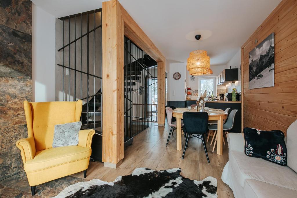 Kuchyňa alebo kuchynka v ubytovaní Apartamenty Biatlonowe