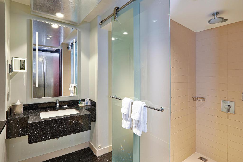 Radisson Blu Aqua Hotel, Chicago - Queen Room With Two Queen Beds And City View - Non-Smoking