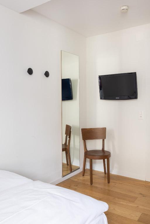 TV a/nebo společenská místnost v ubytování Fred Guest House Hauptbahnhof - Mobile Check-in