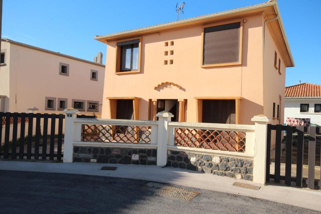 une maison avec une clôture devant dans l'établissement Appartement 2 pièces, au 1er étage pour 2 à 4 couchages, proche commerces et 200m plage de PORTIRAGNES PLAGE LXRH9, à Portiragnes