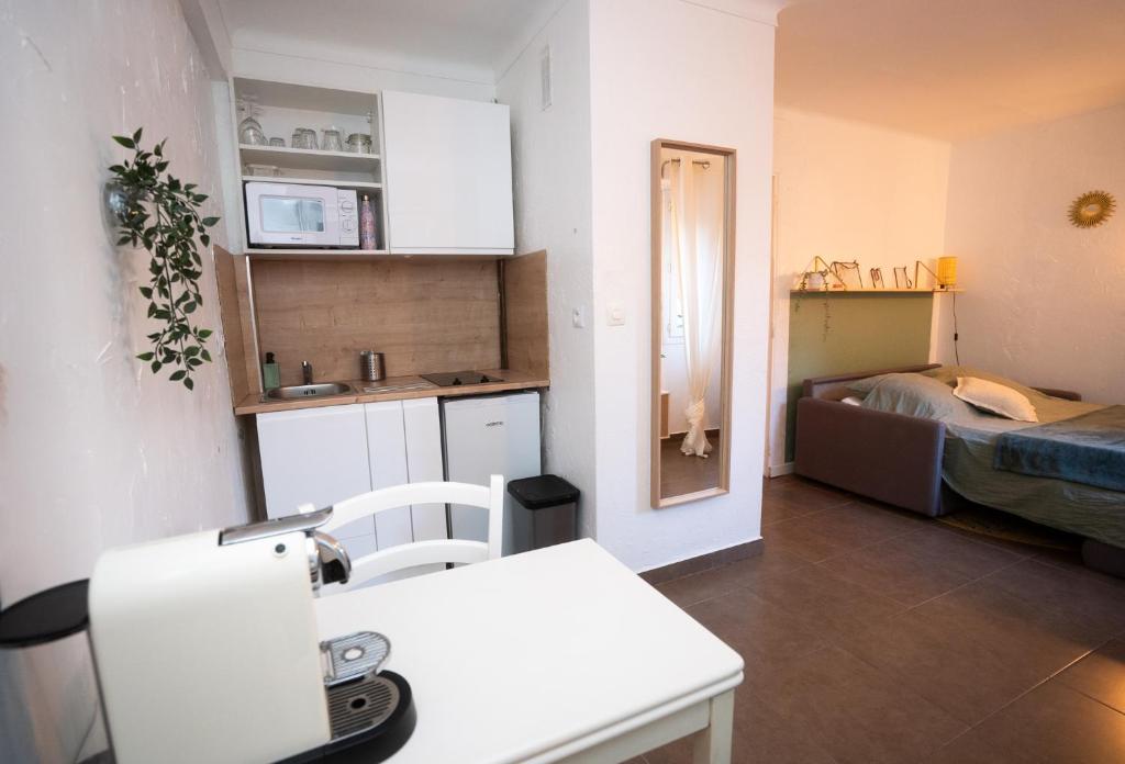 Apartamento pequeño con cocina y dormitorio en Bleu Azur, en Juan-les-Pins