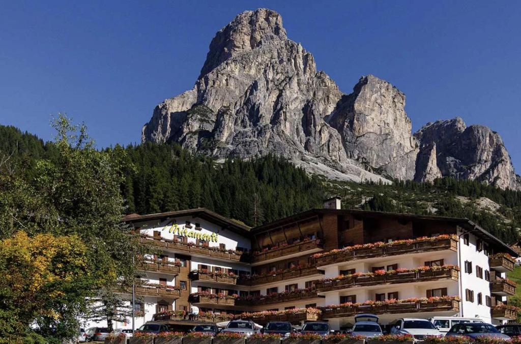 un hôtel avec une montagne en arrière-plan dans l'établissement Miramonti Corvara Camera Familiare con bagno, à Corvara in Badia