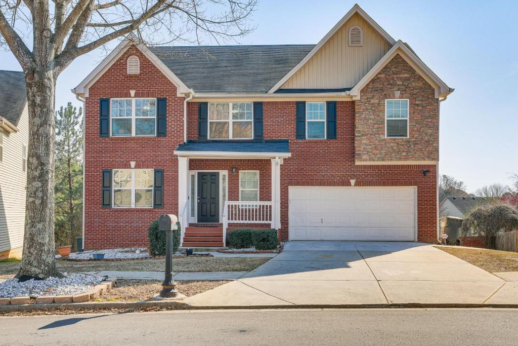 スネルビルにあるSpacious Snellville Home 28 Mi to Atlanta!の赤レンガ造りの家