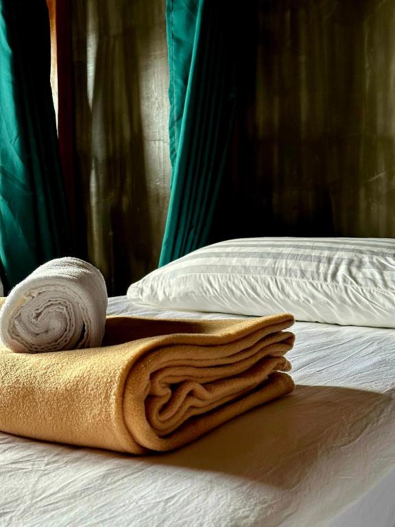 uma toalha sentada em cima de uma cama em El Lobo Hostel em General Luna