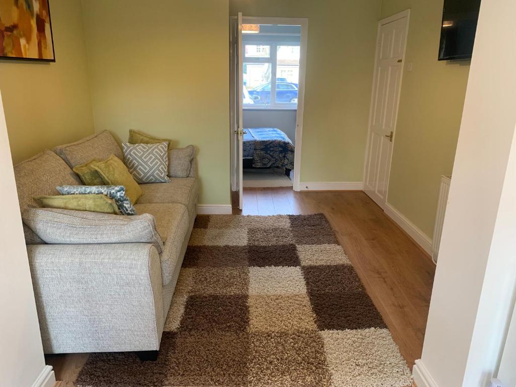 a living room with a couch and a rug at Preto in Croydon