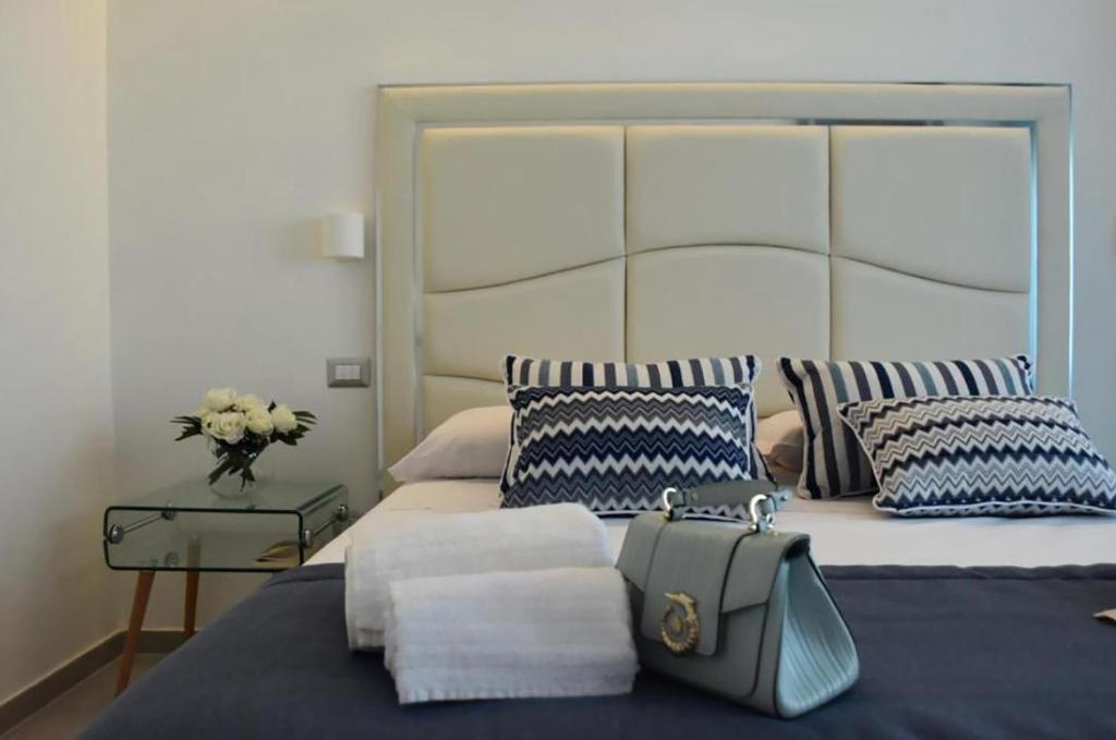 duże łóżko z torbą na górze w obiekcie Vera Gioia Rooms de Charme w Sorrento