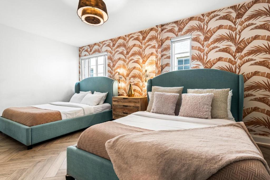 um quarto com 2 camas e um mural de parede em Luxuri Suites 212 in Miami Beach em Miami Beach