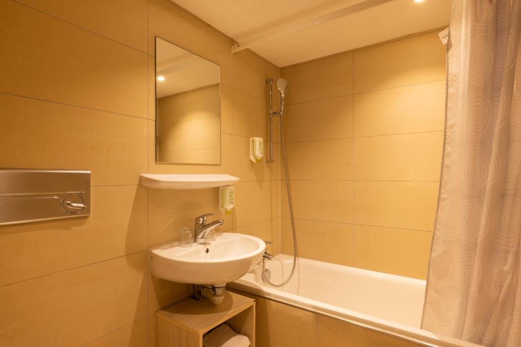 Fred Guest House Hauptbahnhof - Mobile Check-in - Resim 45