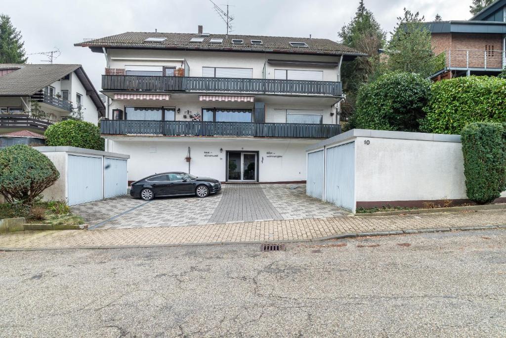 ein vor einem Haus geparkt in der Unterkunft Aixpress Apartment in Bad Herrenalb