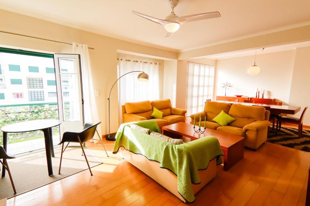 sala de estar con sofá y mesa en WelcomeBuddy - Beatrice Downtown City Flat en Ponta Delgada