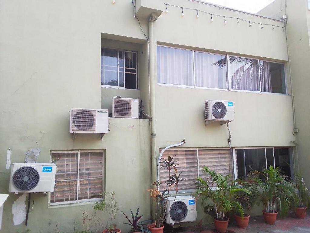 een gebouw met airconditioners aan de zijkant bij Hotel bougainvillea Victoria island in Lagos