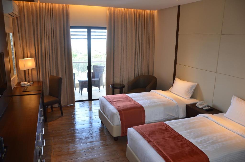 Postel nebo postele na pokoji v ubytování Hotel Monticello Tagaytay