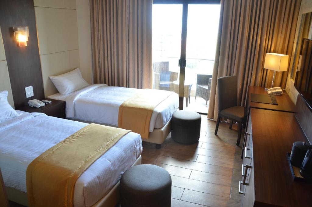 Postel nebo postele na pokoji v ubytování Hotel Monticello Tagaytay