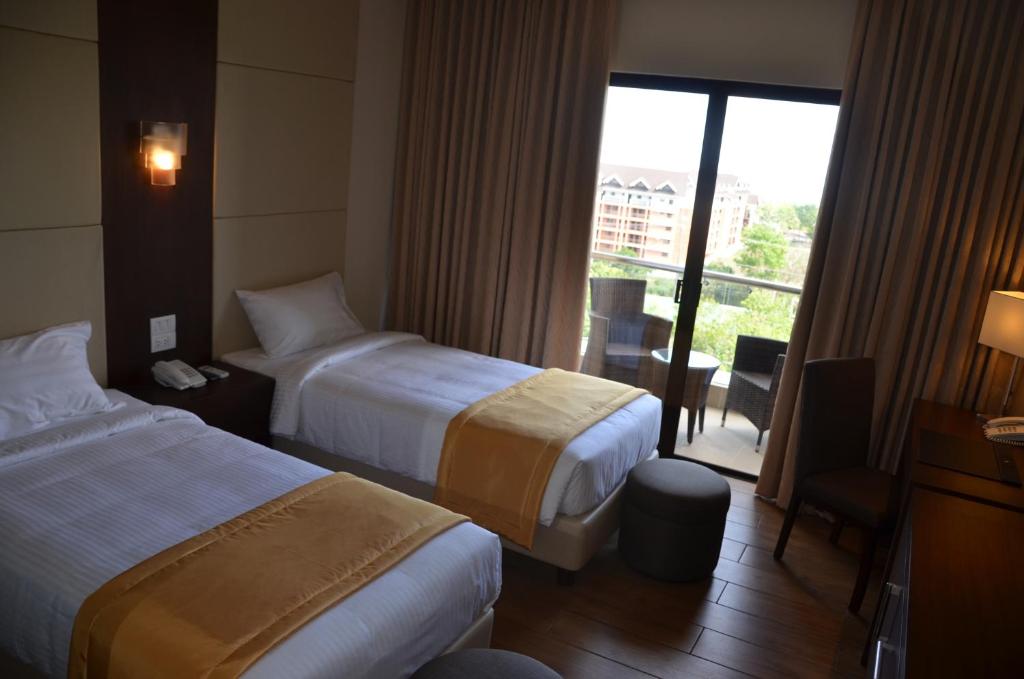 Postel nebo postele na pokoji v ubytování Hotel Monticello Tagaytay