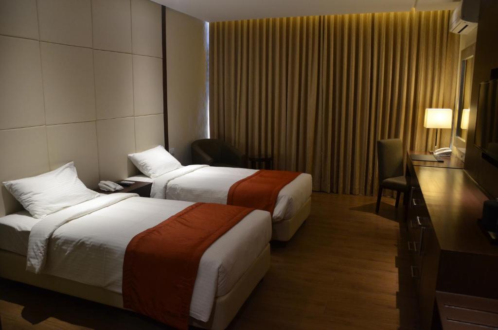 Postel nebo postele na pokoji v ubytování Hotel Monticello Tagaytay