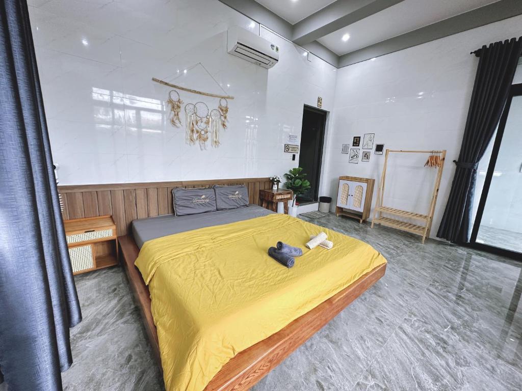 um quarto com uma cama com um urso de peluche em Nick’s House - Homestay Đảo Phú Quý em Cu Lao Thu