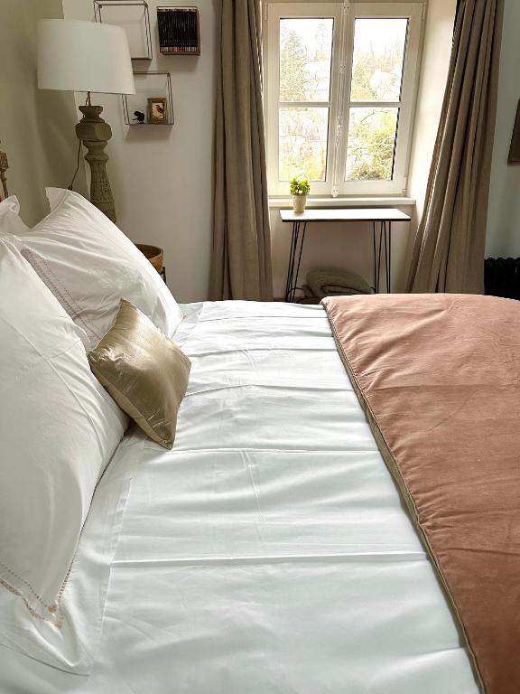 Een bed of bedden in een kamer bij Kermaria Bois D Amour Apartment