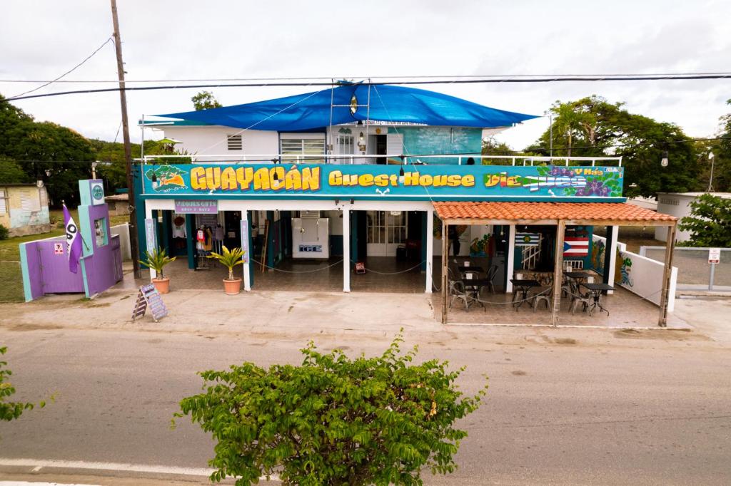 un edificio con un cartel que lee la clínica de masajes de la calle Chappalam en Studio 2 Yabisi with Garden access, en Vieques