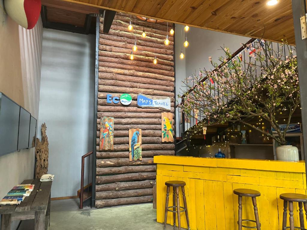 un bar en un restaurante con una pared de madera en Homestay ECO MAY5 TRAVEL en Ha Long