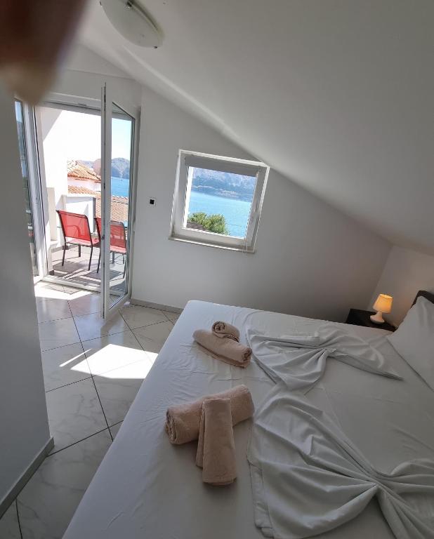Łóżko lub łóżka w pokoju w obiekcie Domagoj D&D, Baška