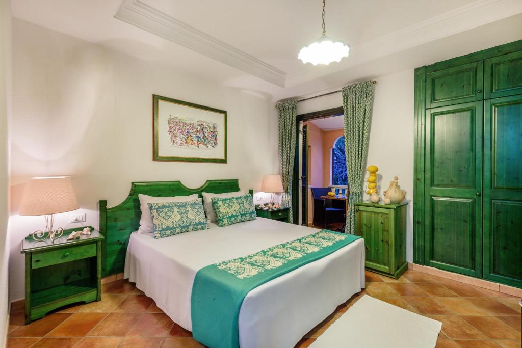 Postel nebo postele na pokoji v ubytování Villaggio Cala Ginepro Resort & SPA