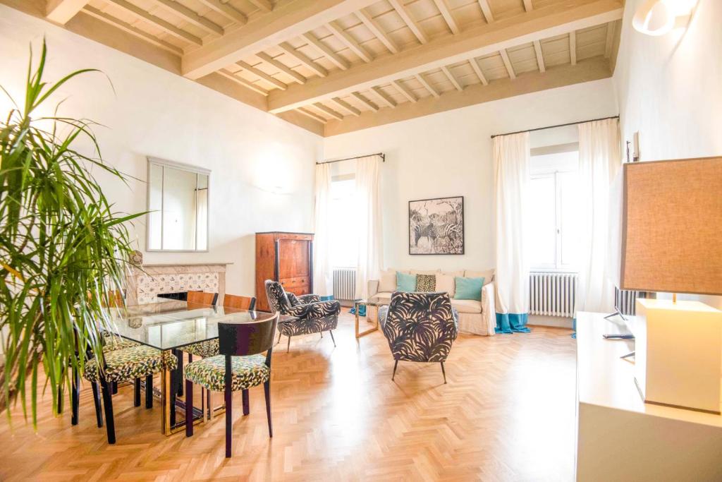 - un salon avec une table et des chaises dans l'établissement Beatrice Apartment by Firenze Prestige, à Florence