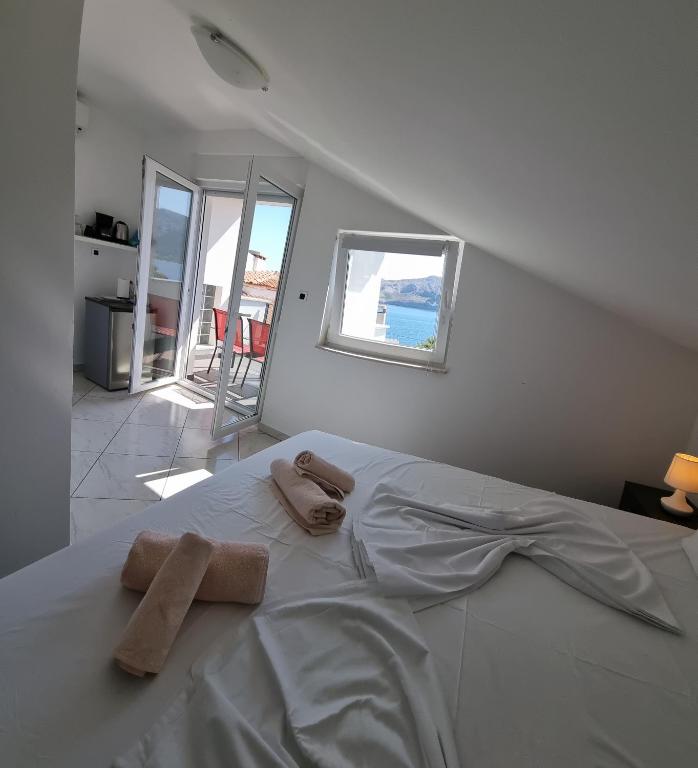 Łóżko lub łóżka w pokoju w obiekcie Domagoj D&D, Baška