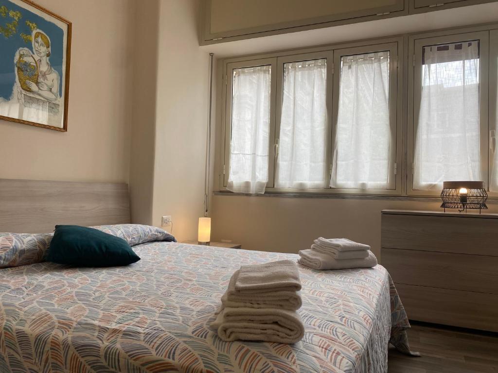 1 dormitorio con 1 cama con toallas en R&B Santa Nicolella, en Catania