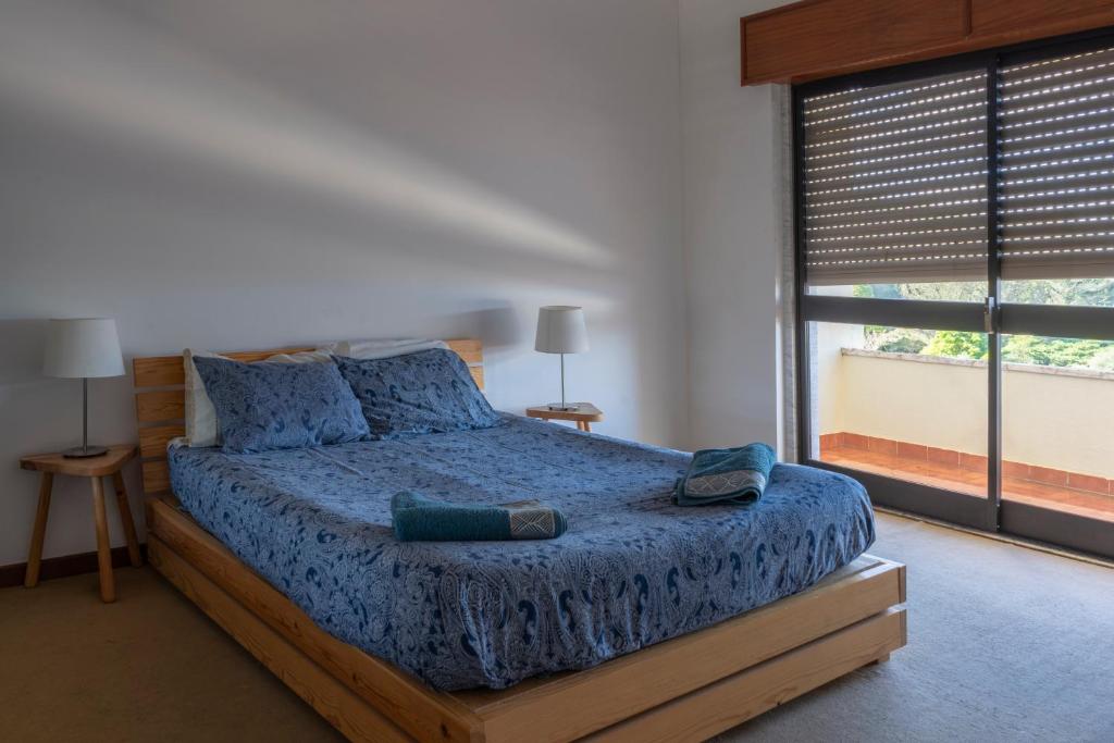 um quarto com uma cama e uma grande janela em Global Guest Sintra em Sintra