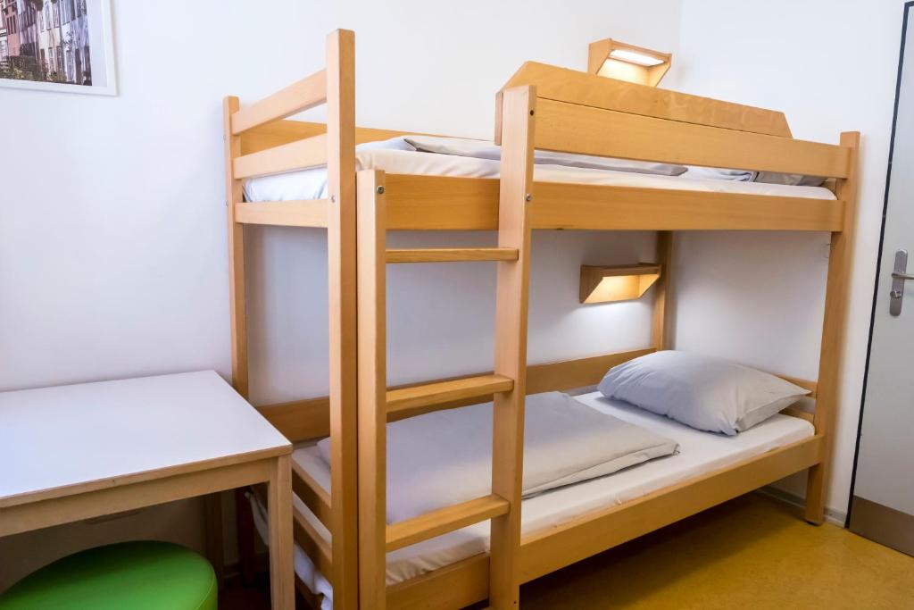 Postel nebo postele na pokoji v ubytování Jugendherberge Lübeck Altstadt