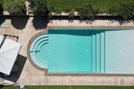 een uitzicht over een zwembad met een parasol bij Villa Supramonte luxury villa IUN R7796 in Marazzino