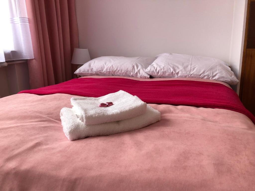 een bed met twee handdoeken erop bij Przytulne mieszkanie w centrum. in Białystok