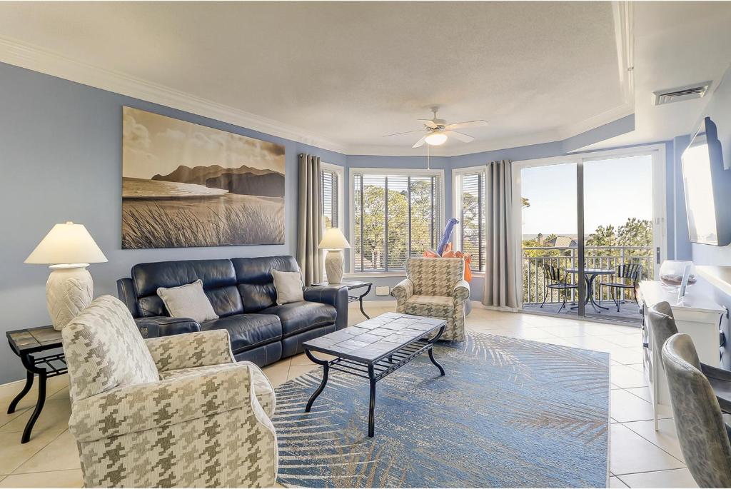 een woonkamer met een bank en stoelen bij Sea Crest 2405 in Hilton Head Island