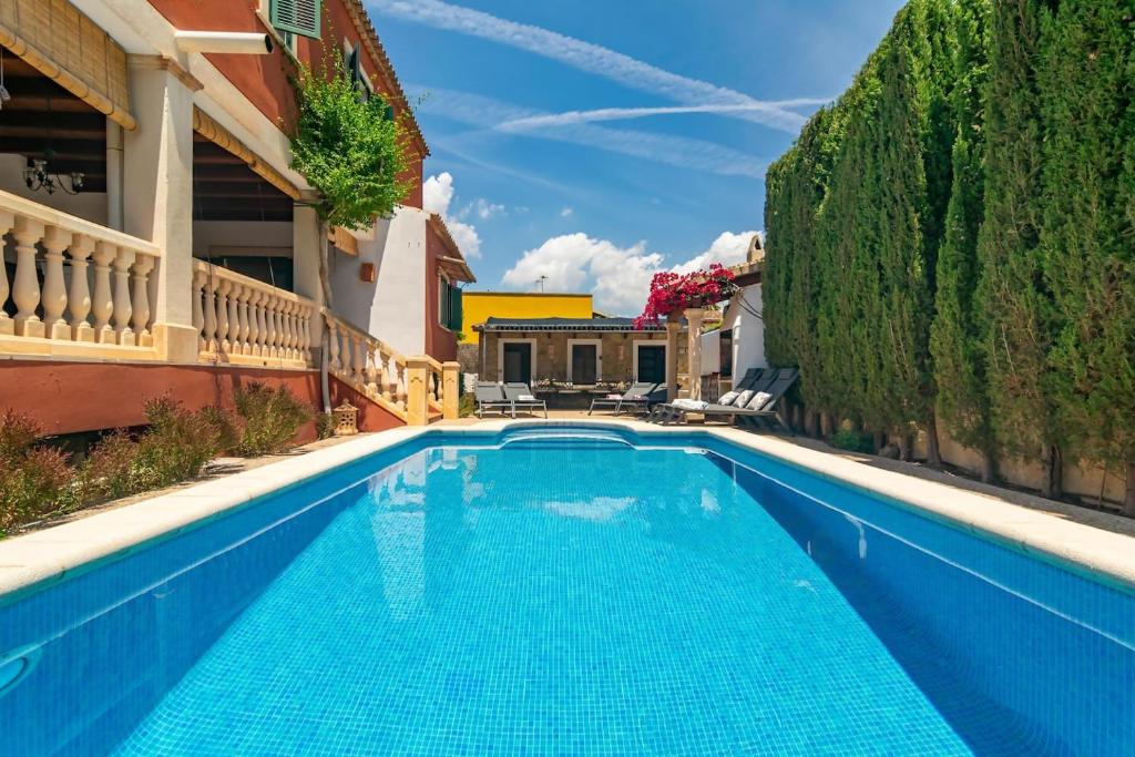 Der Swimmingpool an oder in der Nähe von Villa l'auba - Ideal Familias, vacaciones, trabajo, larga estancia