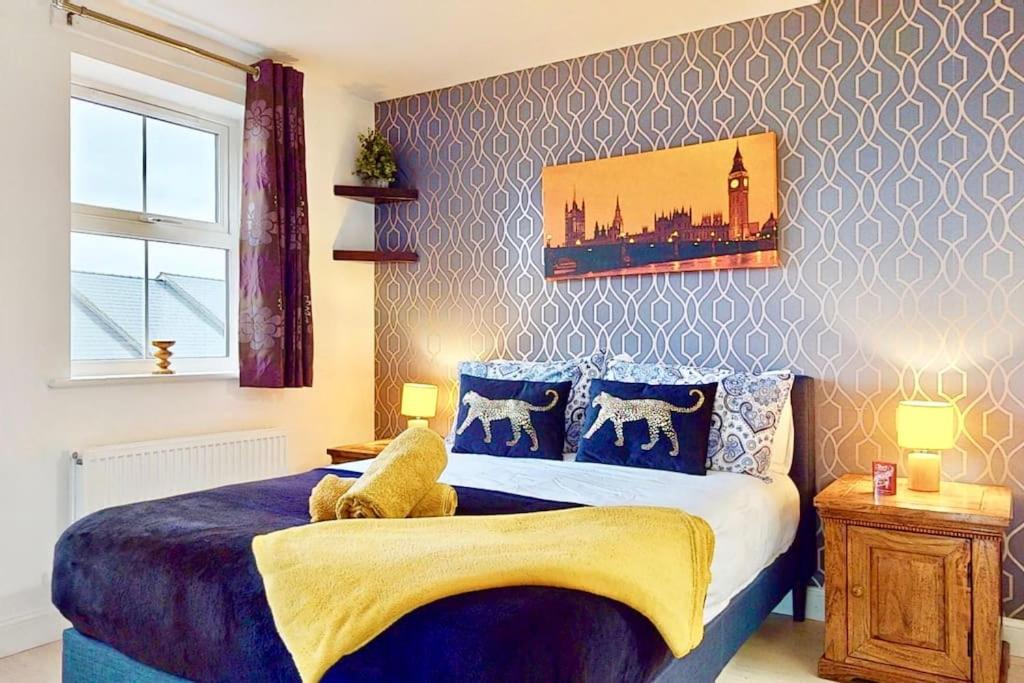 een slaapkamer met een bed met een teddybeer erop bij Dale House, Spacious Home in Central Dartford with Parking in Kent
