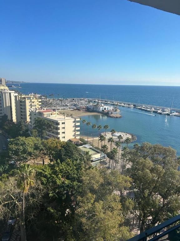 - une vue sur la ville, le port et l'océan dans l'établissement Skol 925A by Completely Marbella, à Marbella