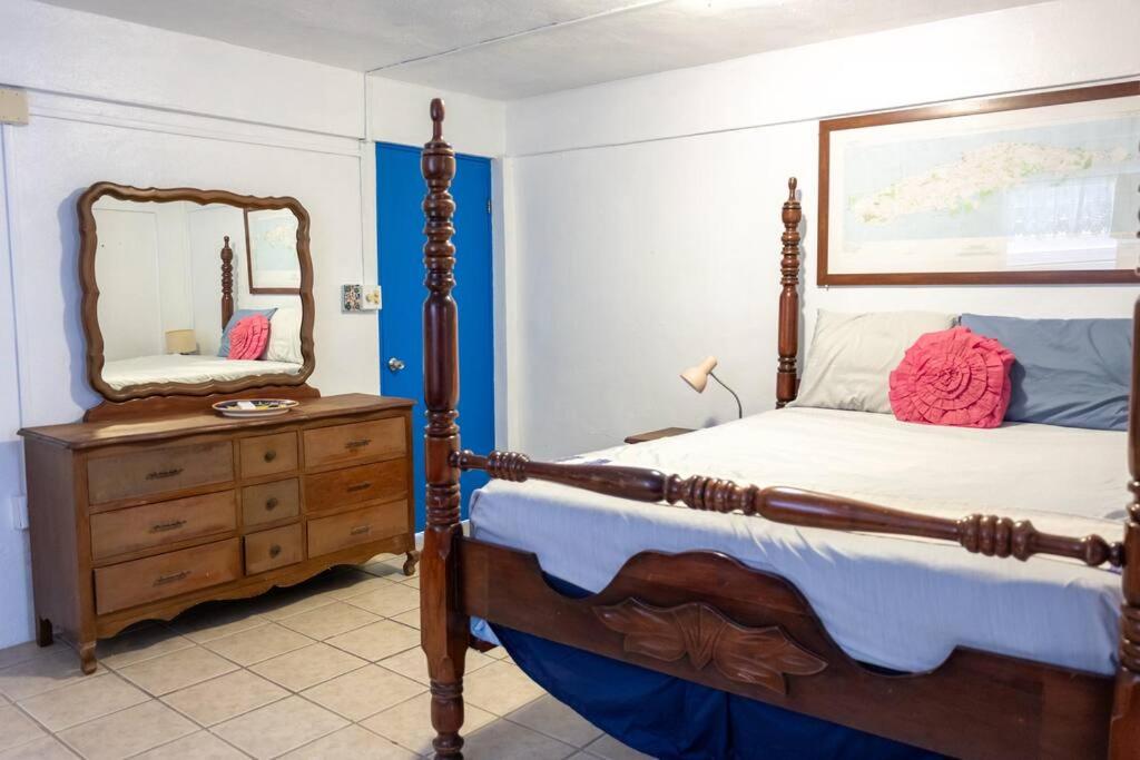 1 dormitorio con cama, espejo y tocador en Beachfront Suite 6 Karaya, en Vieques