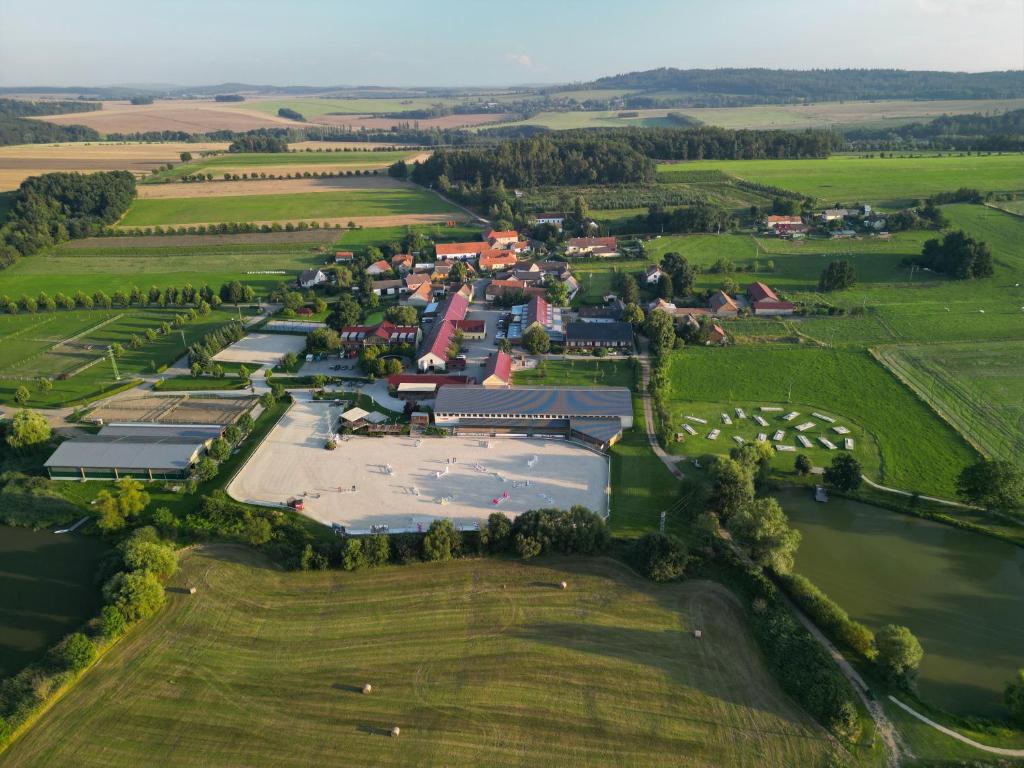 una vista aérea de un pueblo en medio de un campo en Equitana Hotel Resort, en Březnice