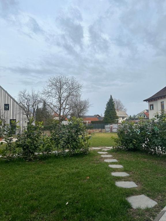Aed väljaspool majutusasutust Lodge Pia