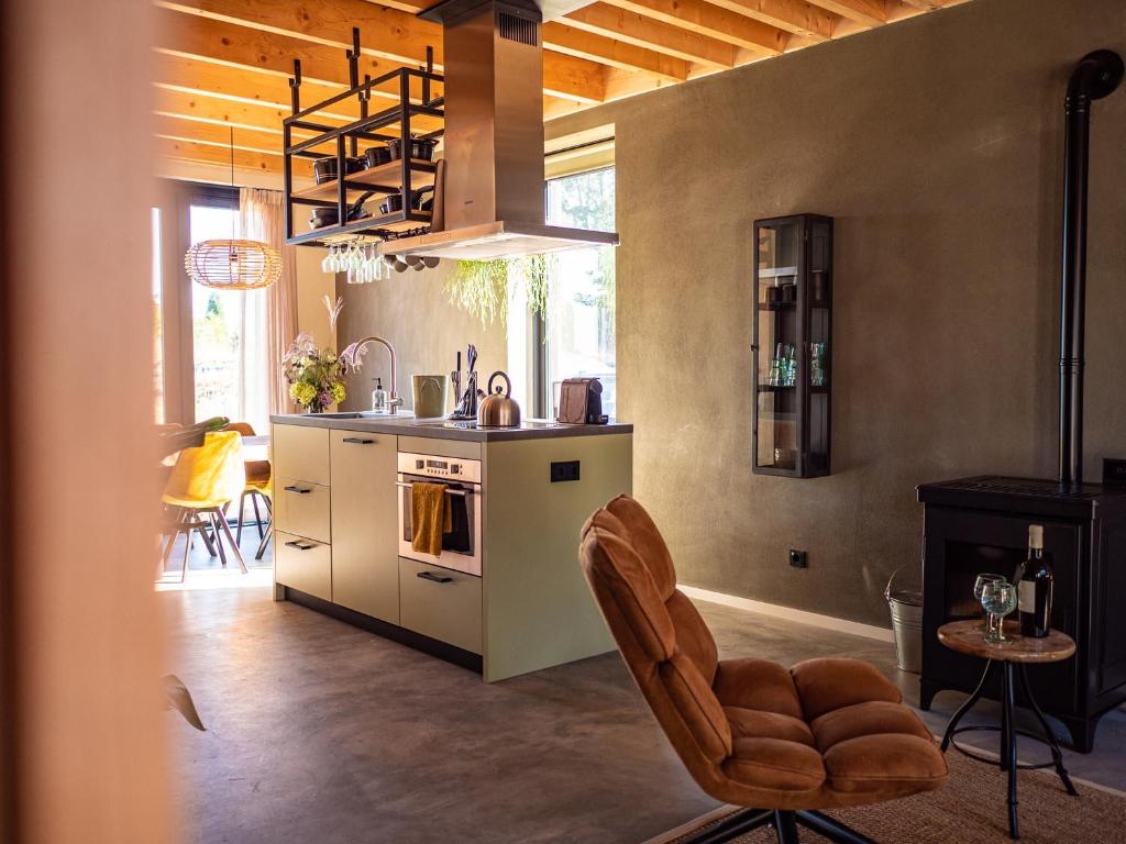 cocina con fogones y silla en una habitación en De Hoeven en Veessen