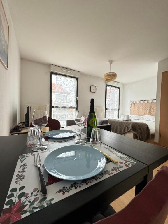 - une table à manger avec une assiette et des verres à vin dans l'établissement Le 