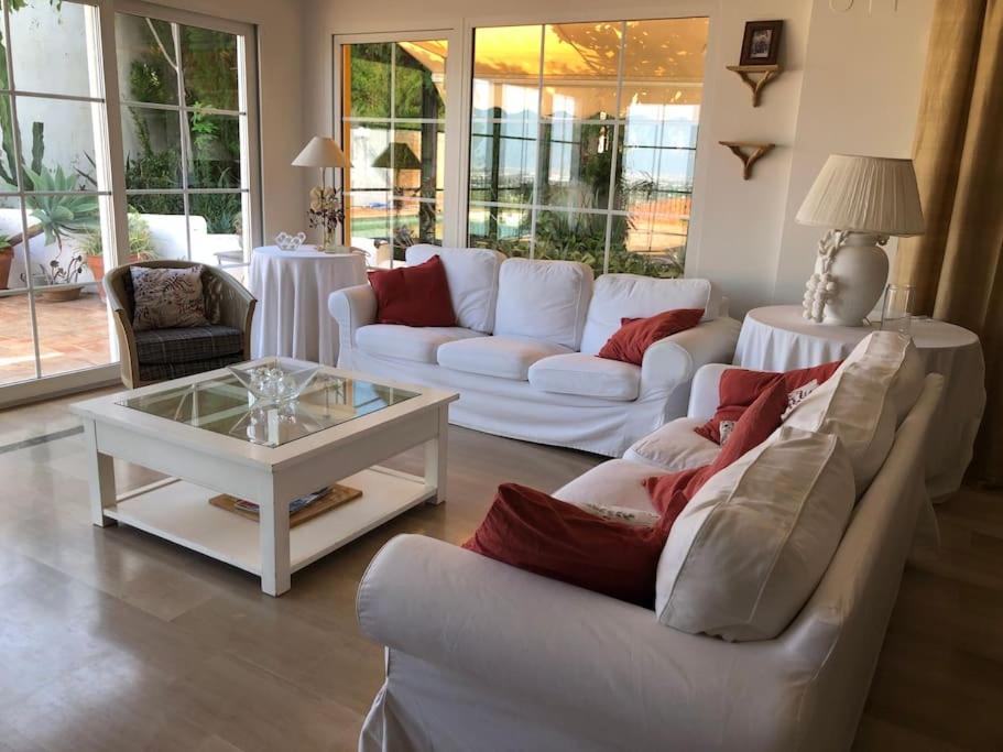 奇瓦的住宿－Agradable Casa con maravillosas vistas，客厅配有白色沙发和咖啡桌