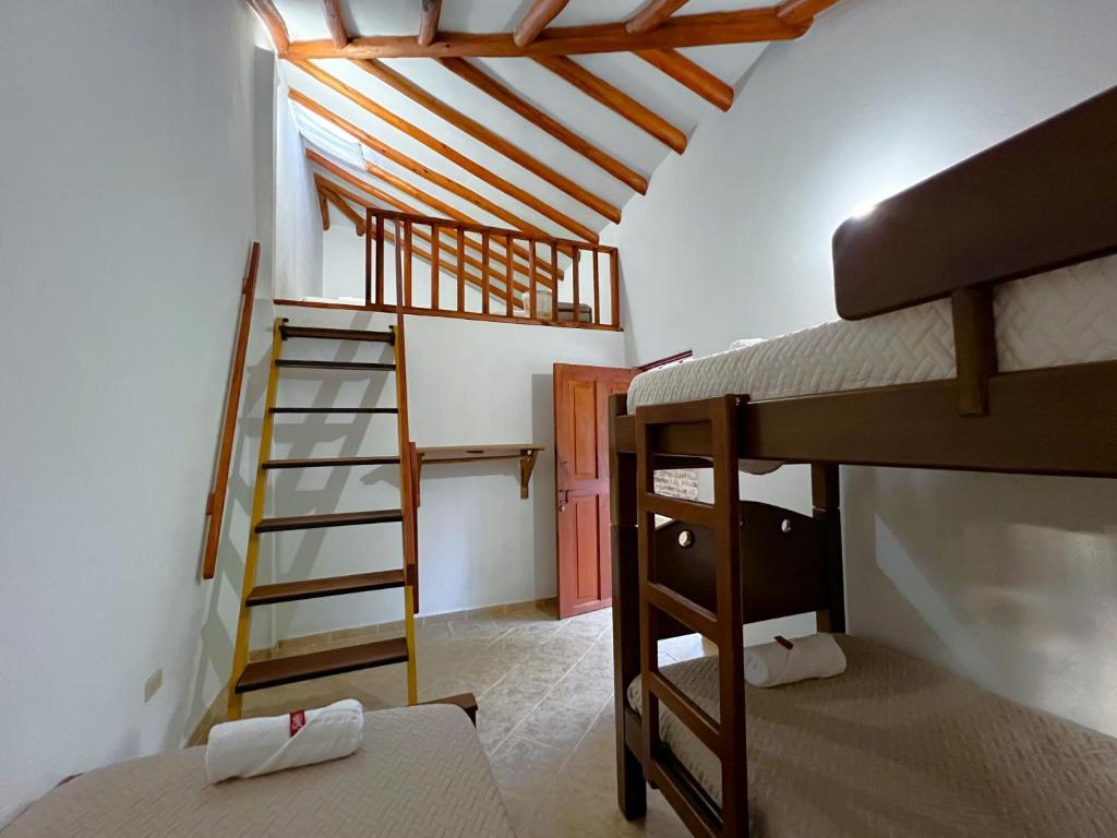 Habitación con 2 literas y escalera. en CASA VACACIONAL SAN MARCOS, en Villa de Leyva