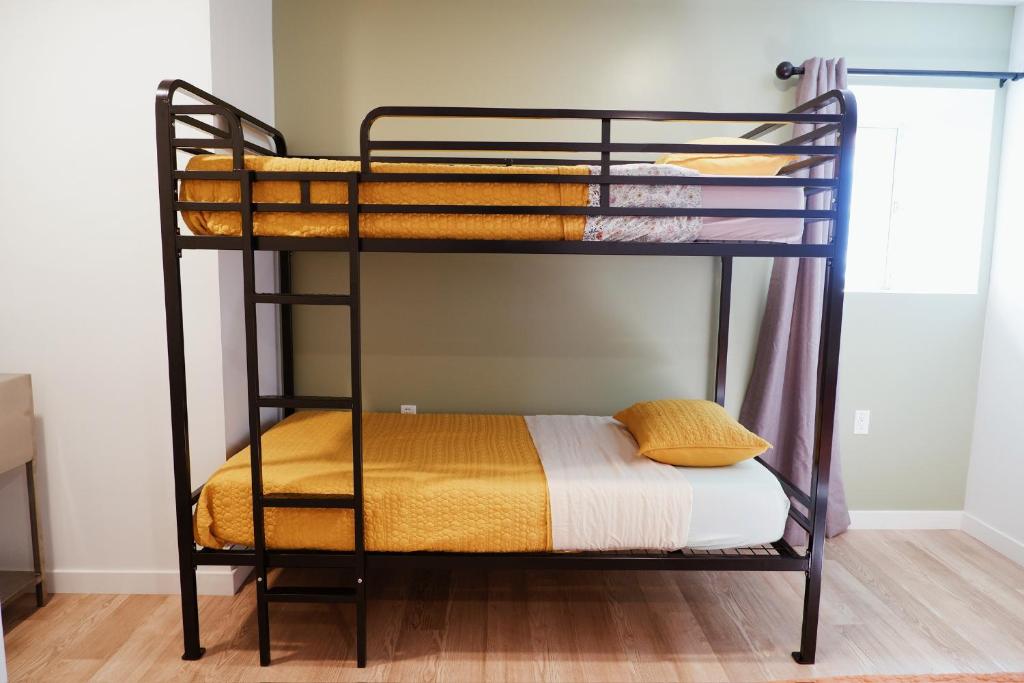 Postel nebo postele na pokoji v ubytování Monterey Hostel