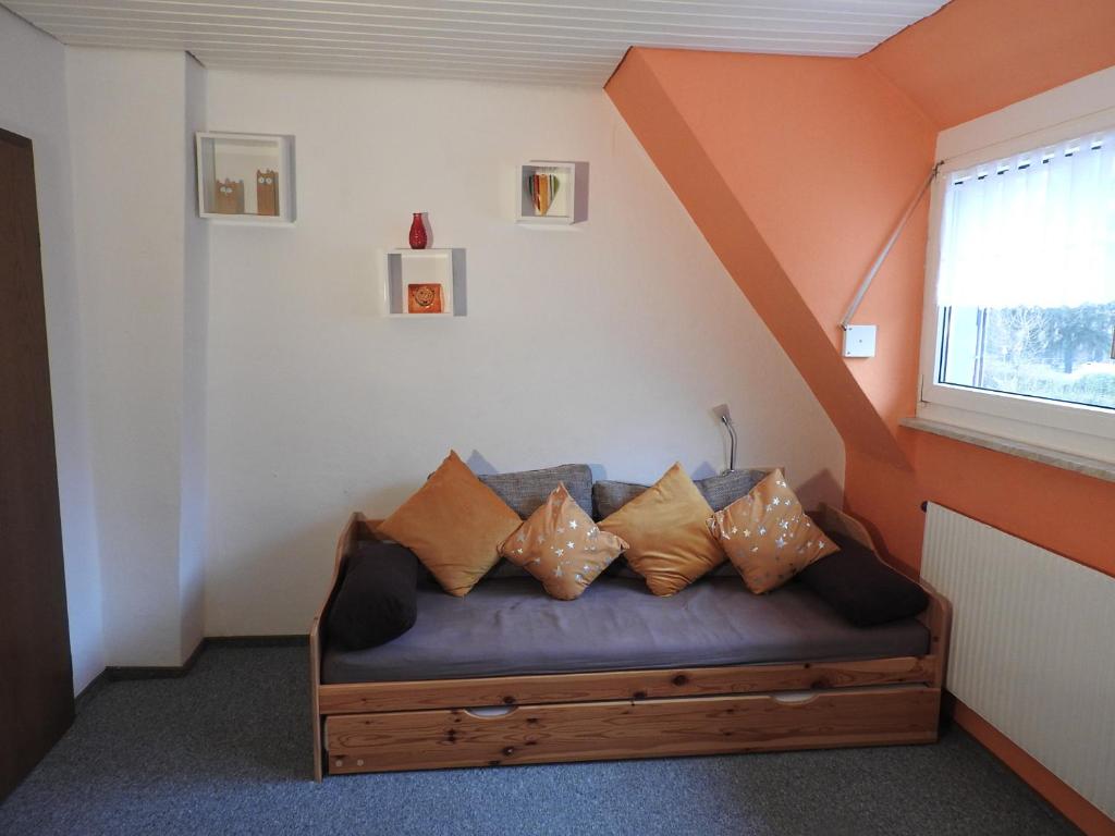 eine Couch mit Kissen darauf in einem Zimmer in der Unterkunft Haus Bea in Rickenbach