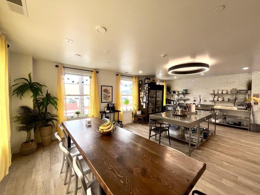 Kuchyň nebo kuchyňský kout v ubytování Monterey Hostel