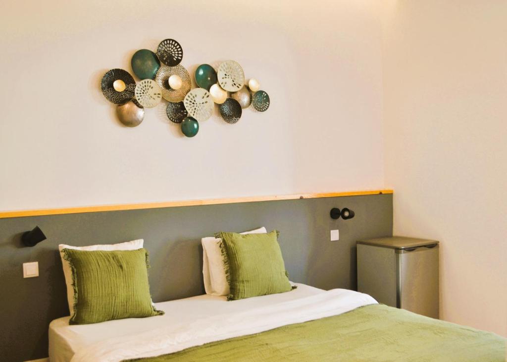 1 dormitorio con 1 cama con placas en la pared en Feeling Parque 56, en Lisboa